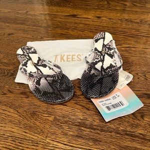 NWT TKEES Sandals